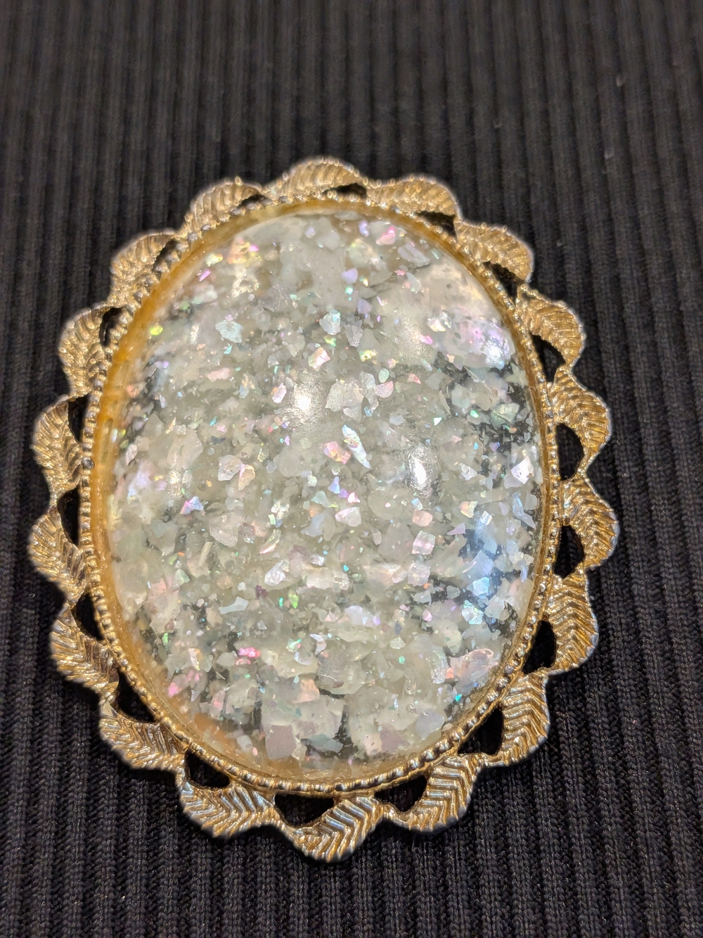 B5:Vintage 2007s Confetti Lucite Brooch Textured Gold Tone Scalloped Metal Frame